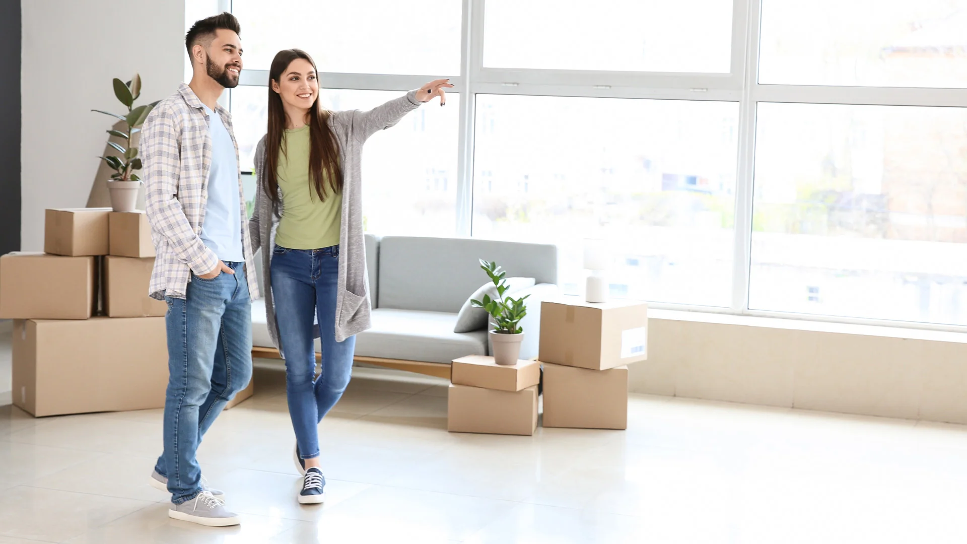 Couple amenageant dans un condo.