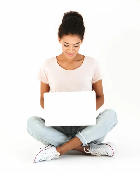 Une femme faisant des recherches sur un ordinateur portable.